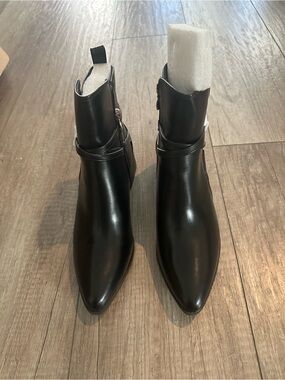 New Journee Women's Black Pointed Toe Ankle Boots Size 6 1/2
